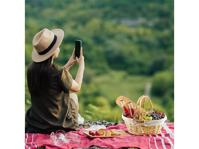 Cesta de Picnic de Mimbre Amarillo Grande para Exteriores Rosa con Tapa Aislada Grande
